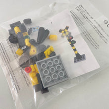 Load image into Gallery viewer, Train Railway Traffic Signals Red/Green with Crossing symbol - Unbranded Bricks